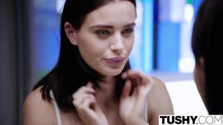 Lana Rhoades análba kefélve