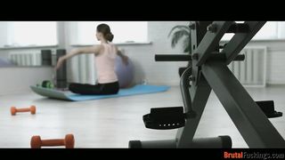 Jogázó tini csajt szexel análba az edő