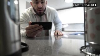Az óriás csöcsű bejárónő megkefélve