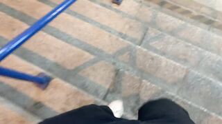 Fiatal kiscsaj pénzért szop az utcán