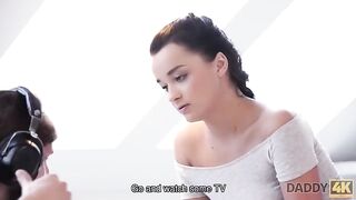 Tini csajszi és az idős srác