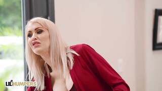 Katie Monroe kúrel a nevelő fiával