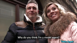 Public Agent - Vicky Love más krapek káróján lovagol