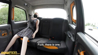 Fake Taxi - Tetovált seggű nőci lovagol