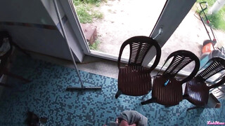 Tetovált orosz tini picsa a medencénél közösül