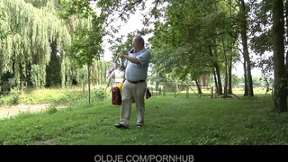 Oldje - Öreg csávó döngeti a tini sunát
