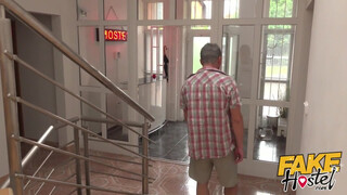 Fake Hostel - Fiatal turista picsa punciba kefélve