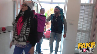 Fake Hostel - Latin Amerikai kisasszony a pasija előtt dug