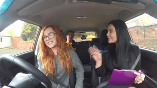 Fake Driving School - pici vörös bige eltereli az oktató figyelmét