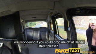 FakeTaxi - méretes cicis Milf szétbaszatja magát a Taxiban