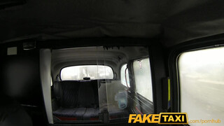 FakeTaxi - kitetovált kiscsaj bekúrva a hátsó ülésen