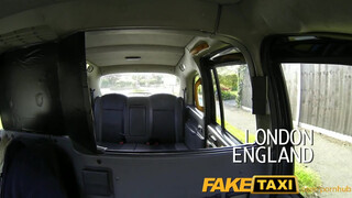 FakeTaxi - méretes seggű spiné kefélni akar