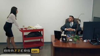Brazzers - Ella Knox az óriás tőgyes latina spiné