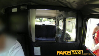FakeTaxi még a seggnyalást is bevállalja a hölgyemény