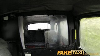FakeTaxi félénk spiné extra pénzt szerez