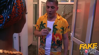 Fake Hostel afrikai nőci és egy kolumbiai pina közösen