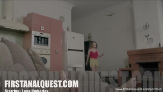 Luna Umberley kapható egy kicsike análra - First Anal Quest