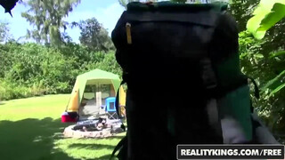 REALITY KINGS - Alana Luv szabadban kefél