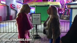 Reality Kings - Carmen Caliente & Kendra Sunderland letámadnak egy faszit