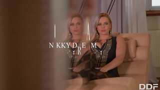 Nikky Dream izgató ruhában peckezik