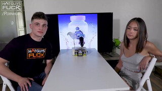 Tini pici csöcsű kiscsaj és a tetovált hapsi - Hot Guys Fuck