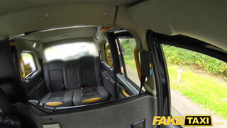 Fake Taxi - Hatalmas mellű milf megrakva a hátsó ülésen