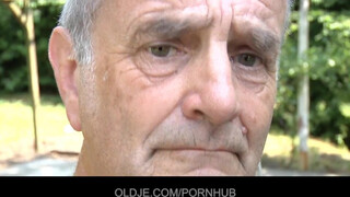 Oldje - az idős motoros és a tini csajszi