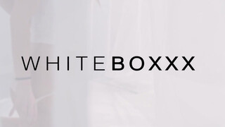 WHITEBOXXX - Világos Szőke tini nőci extra masszázst kap