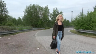 Monique Woods egy kicsike pénzért benne van a szexbe - Public Agent