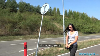 Hatalmas keblű tini nőci pénzért közösül - Public Agent