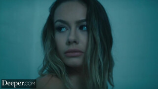 Deeper - Naomi Swann a perverz kicsike spiné