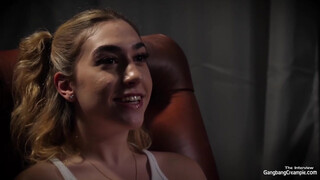 Orgia creampie - világos szőke nőci alig kap levegőt a faszoktól