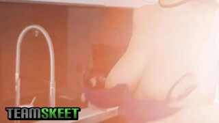 TeamSkeet - bögyös debella csajszi és a pici faszi esete