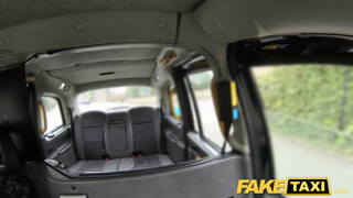 Fake Taxi - ausztrál kisasszony a szabadban is szereti csinálni