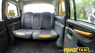 Fake Taxi - Csöcsös nőci közösül a hátsó ülésen