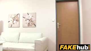 Fake Agent - elálló fülű vörös nőci