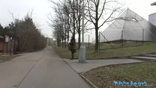 Public Agent - cseh csaj a sikátorban