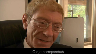 Vén nyeles aszpirin és a fiatal titkárnője
