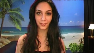 Mia Sanchez feldug egy méretes dongot