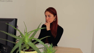 Trish Collins - Titkárnő inkább peckezik