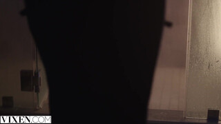 VIXEN - Allie a fullos világos szőke milf