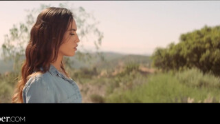 Deeper - raszta hajú stoppos lány