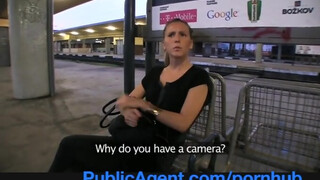 PublicAgent - vonatra váró szomorú hölgyemény
