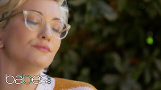 Babes - Skye Blue a méretes csöcsű szöszi