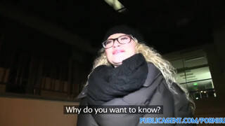 PublicAgent - Szexy szemüveges szöszi