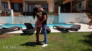 MOMxxx - Tina Fire a méretes mellű néger milf