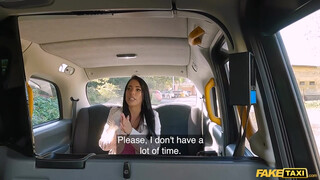 Fake Taxi - Megan Fiore a szexi méretes cickós spiné
