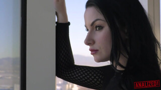 análized - Veruca James segglukába barna dákót nyomnak be