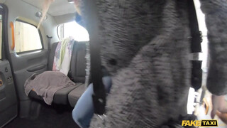 Fake Taxi - Pici csöcsű fiatal kisasszony lovagol