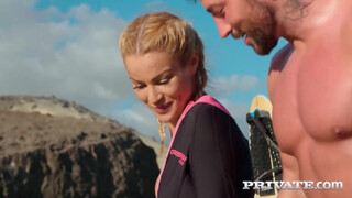 Private com - Cherry Kiss a izgató szörfös hölgyemény